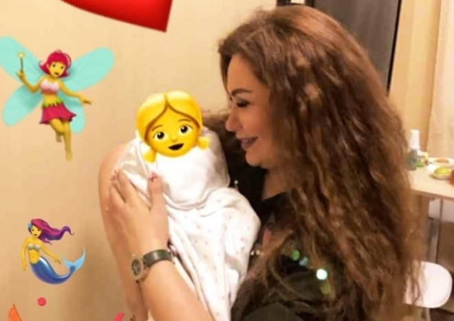 Könül Kərimovanın nəvəsi ilə şəkli