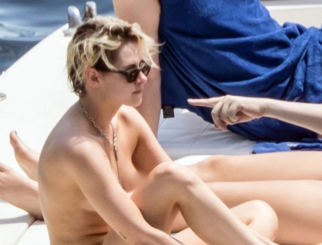 Aktrisa İtaliya sahillərində dincəlir - foto