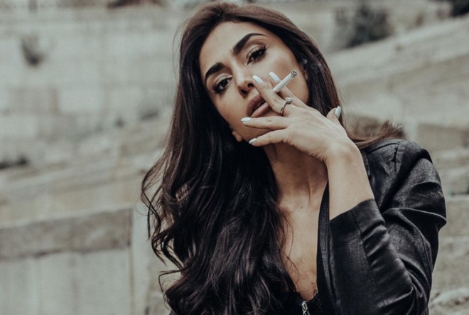 &nbsp;Pərvin Abıyeva siqareti belə çəkir - foto