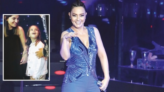 Ebru Gündeşin konsertini qızı da izləyir