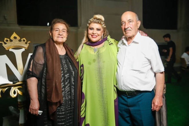 Mətanət İsgəndərli valideynləri ilə - foto