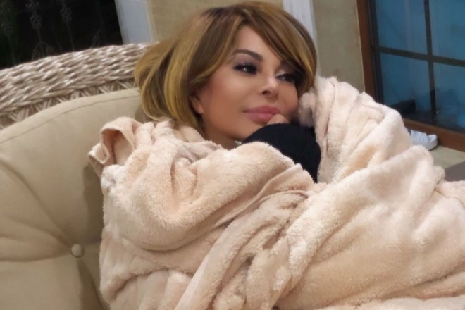 Aygün Kazımova səhnə geyimlərinə fikir verir - video