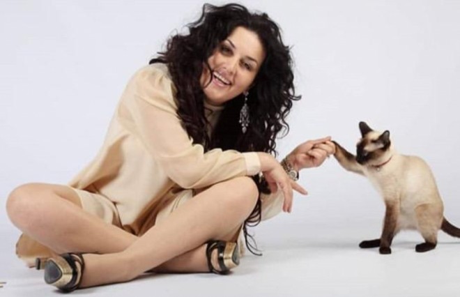 Elza Seyidcahanın ölən pişiyi ilə fotosu