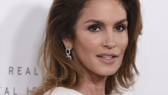 Məşhur model çimərlikdə dincəlir