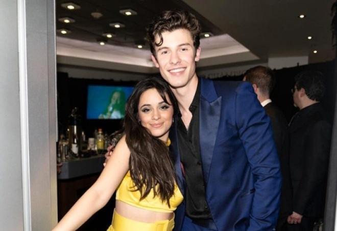 Məşhur müğənni kafedə öpüşdü - foto