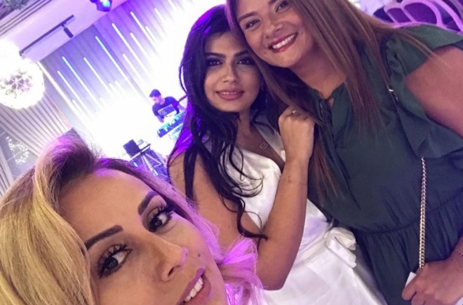 Roza qızı ilə ad günündə mahnı oxudu - video