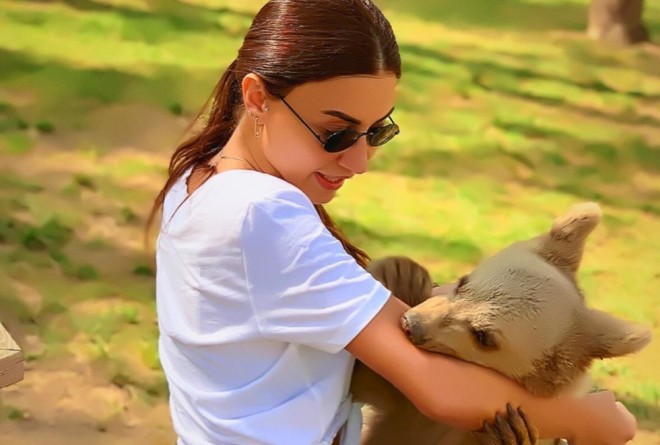 Aysel Əlizadə ayı ilə şəkil çəkdirdi