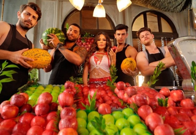 Çağla klipində qidadan istifadə etdi