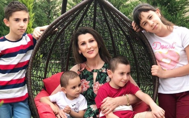 Gülyanaq Məmmədovanın övladları ilə fotosu