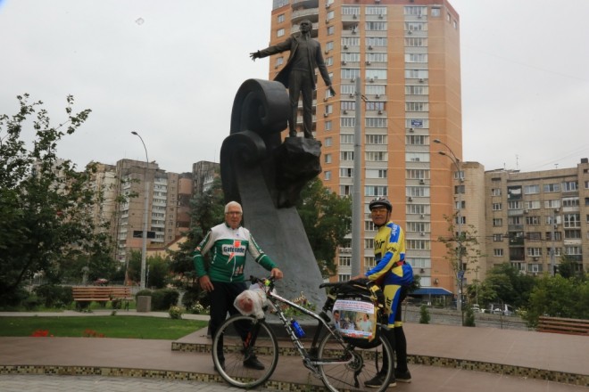 Müslümə görə özbək müğənni Daşkənddən Kiyevə veloyürüş etdi