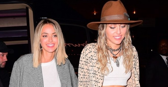 Müğənni sevgilisi ilə gecə klubuna əl-ələ gəldi - foto