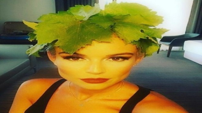 Model səhnəyə fərqli imicdə çıxdı