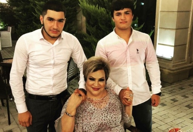 Afaq Bəşirqızı nəvələri ilə - foto