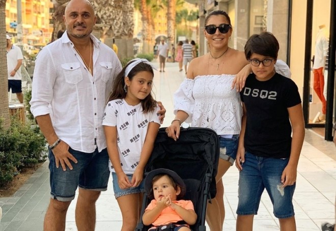 Əməkdar artist ailəsi ilə birlikdə - foto