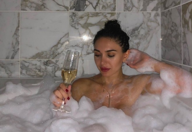 Aparıcı&nbsp;hamamda şəkil çəkdirdi