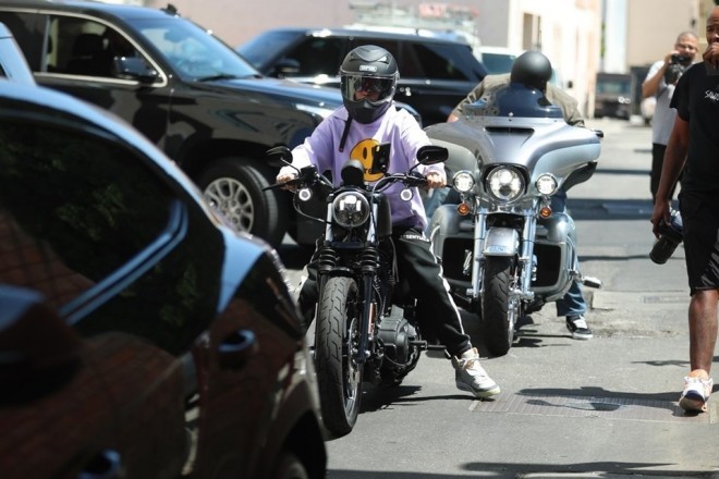 Castin Biber motosiklet sürür&nbsp;