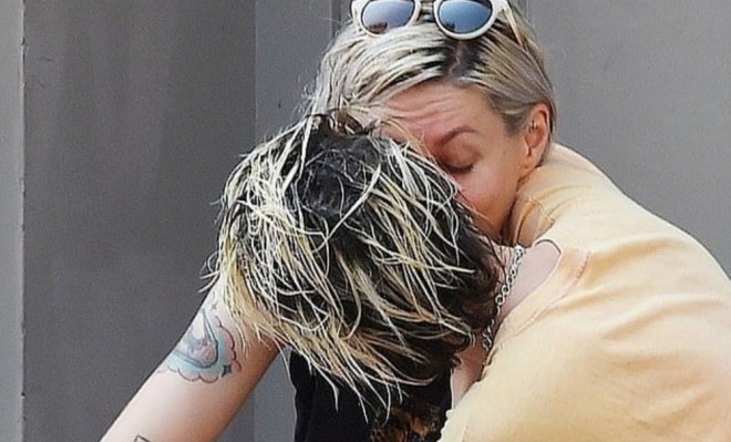 Aktrisa qızla öpüşərkən yaxalandı - foto