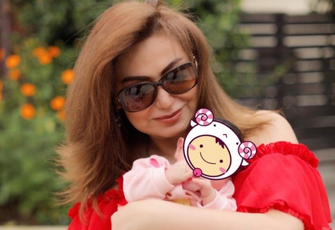 Könül Kərimova nəvəsinin üzünü gizlətdi - foto