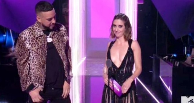 Reper gözünü aktrisanın sinədən çəkmədi