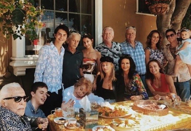 Hollivud ulduzları birlikdə yemək yedilər - foto