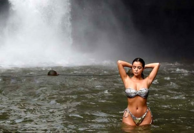 Model ilan dərisindən bikini geyindi - foto