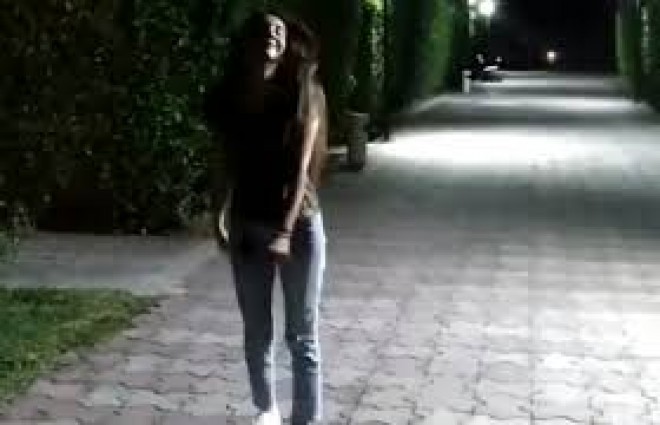 Əməkdar artist yolun ortasında&nbsp;rəqs etdi - video