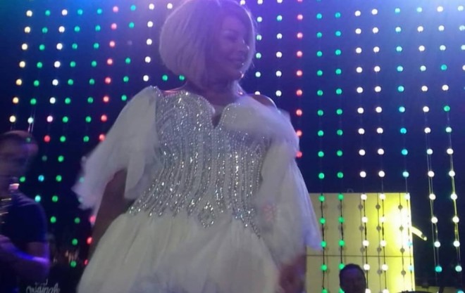 Xalq artisti ağ libasda səhnəyə çıxdı - video