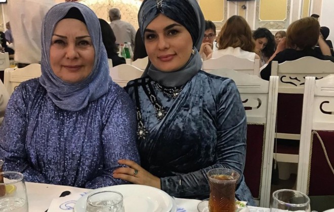 Alim Qasımovun xanımı və qızının şəkli