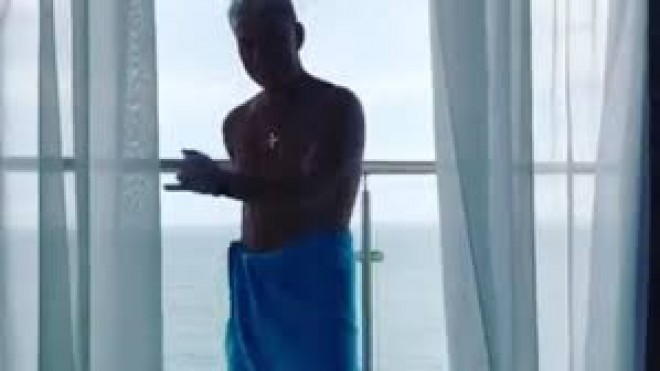 Oleq Qazmanov&nbsp;dəsmala bürünüb rəqs etdi - video