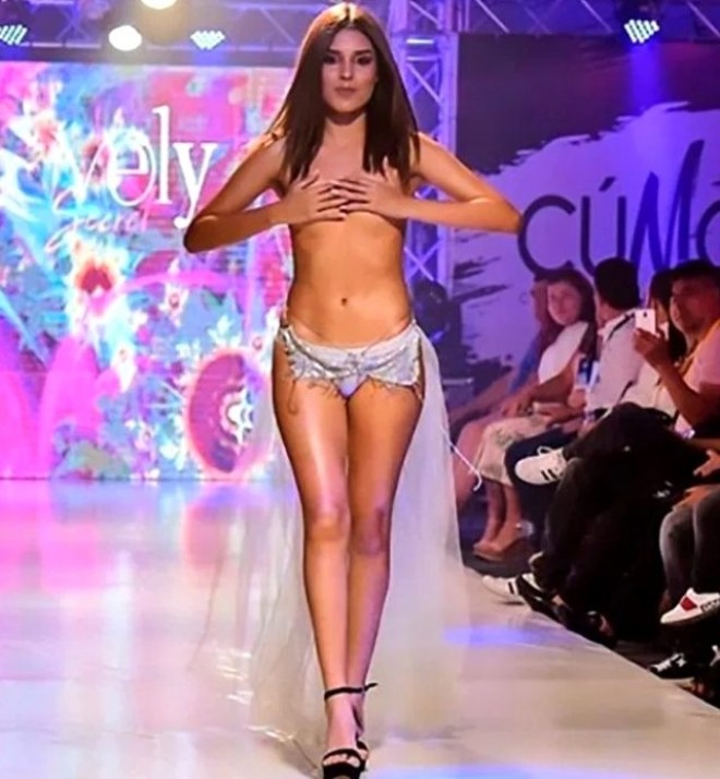 Model sinəsini əlləri ilə örtdü