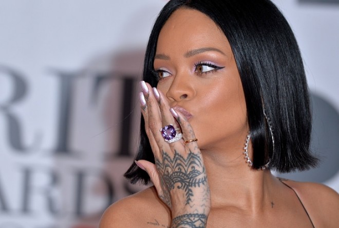 Rihanna əsgər formasında küçədə gəzdi - foto