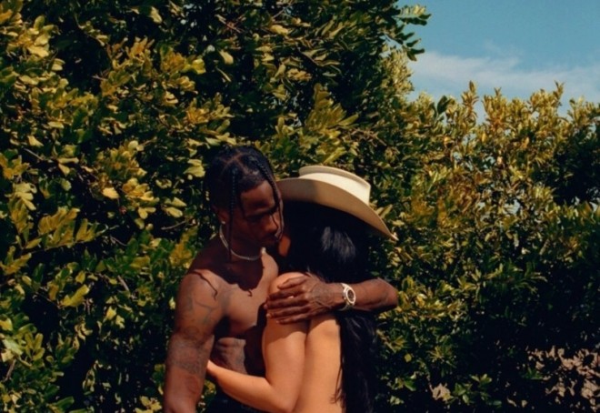 Model sevgilisi ilə çılpaq foto çəkdirdi