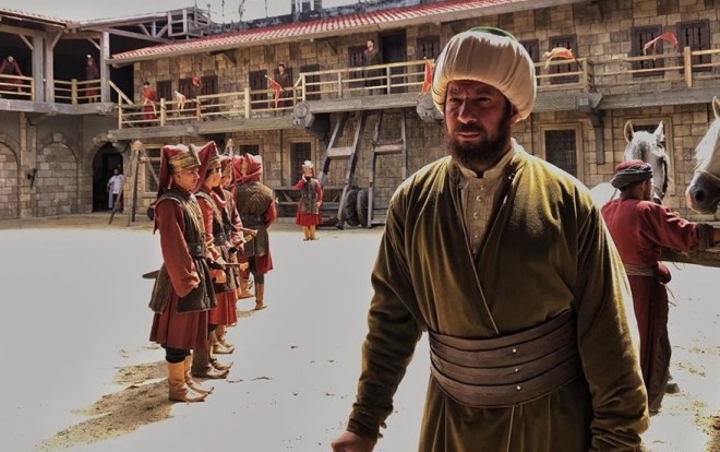 Kamran “Rus kölə” serialından fotolar paylaşdı