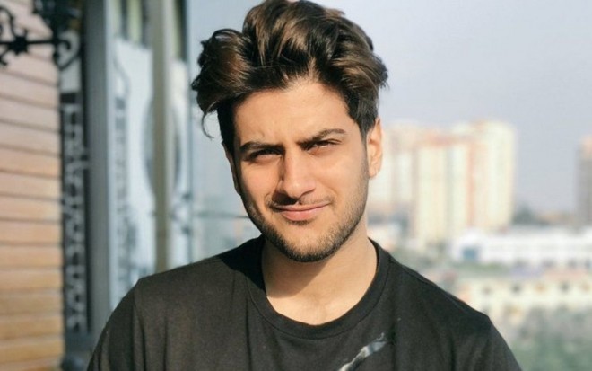 Müğənni müxbirləri sillələdi - video