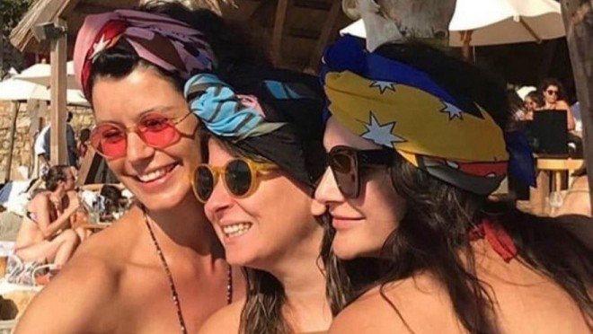 Aktrisa rəfiqələri ilə tətilə getdi - foto