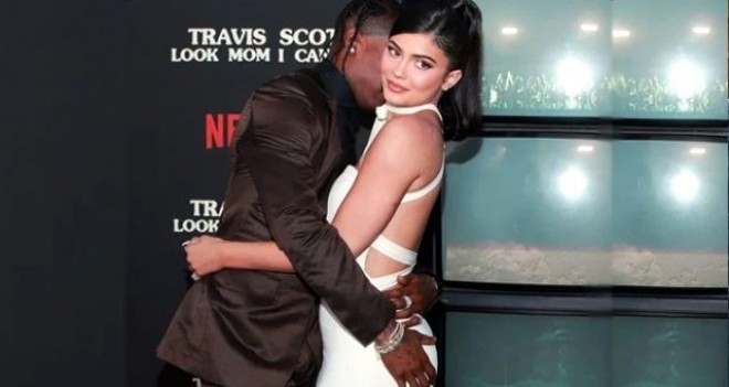 Reper sevgilisinin qucaqladı - foto