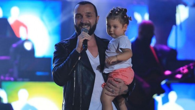 Səhnədə qızı ilə birlikdə rəqs etdi