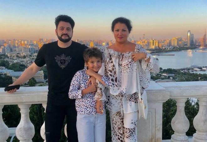 Yusif Eyvazov xanımına bahalı qızıl qolbağ bağışladı - foto