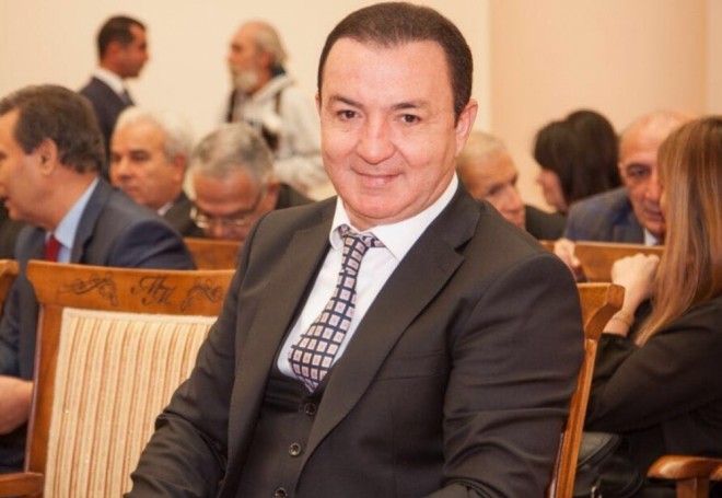 Əməkdar artist həmkarlarını savadsız adlandırdı