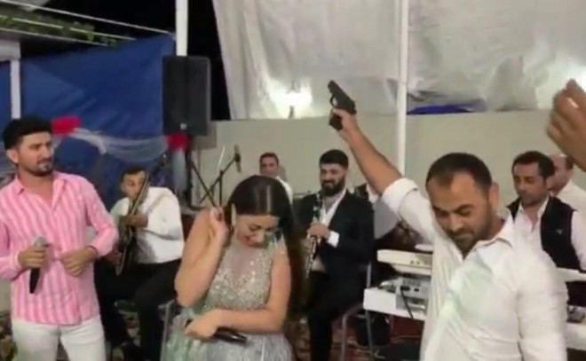 Damla oxudu, havaya atəş açıldı - video