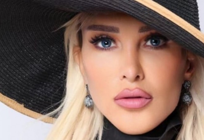 Müğənni bikinidə rəqs etdi - video