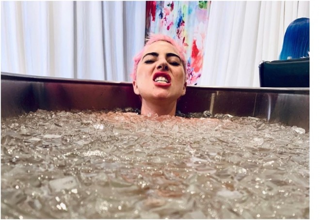 Leydi Qaqa buz vannasında - foto