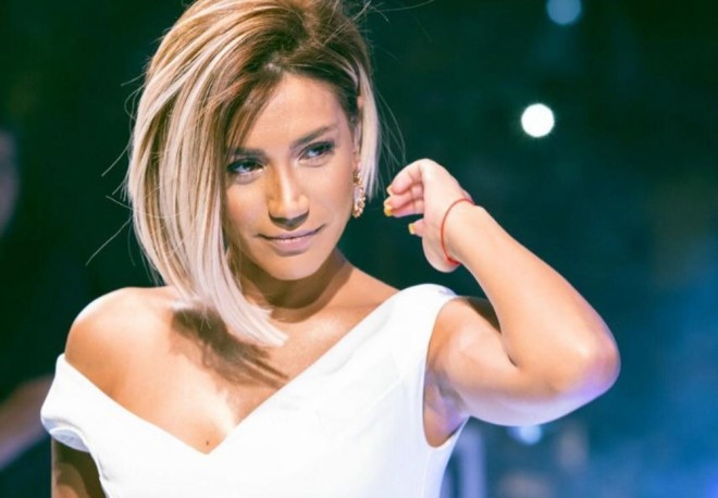 Röya bəzən borca pul alır