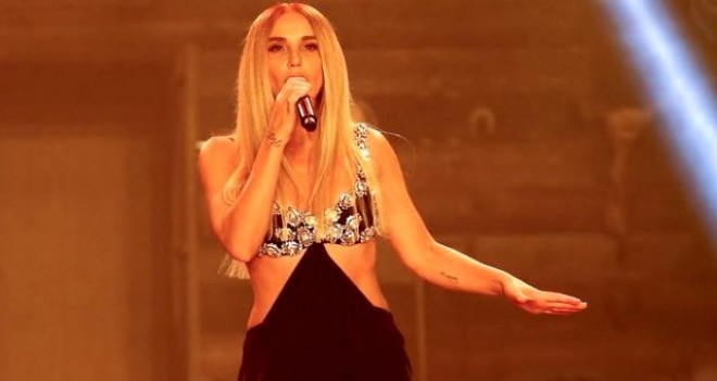 Müğənninin geyimi çox bəyənildi - foto