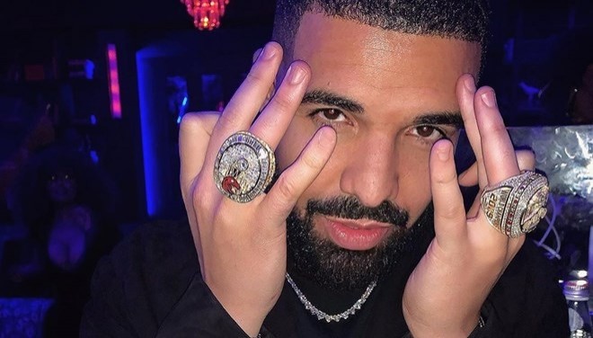 Reperə bahalı üzük hədiyyə etdilər