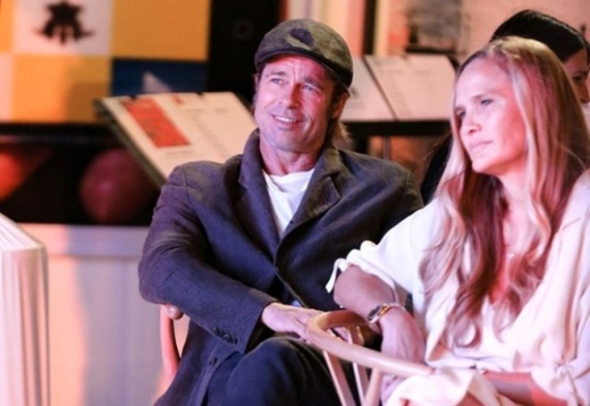 Bred Pitt yeni sevgilisi ilə görüntüləndi - foto