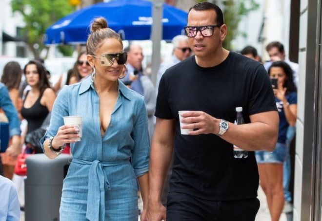 Cennifer Lopez məhkəməyə verildi - foto