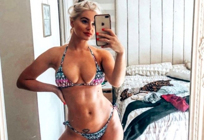 Bloqer Cesika Devis açıq-saçıq şəkildə