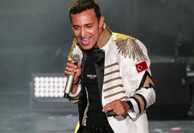 Mustafa Sandal kameralara tuş gəldi