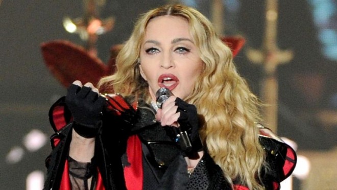 Madonna təyyarədə gözəlləşmək istədi